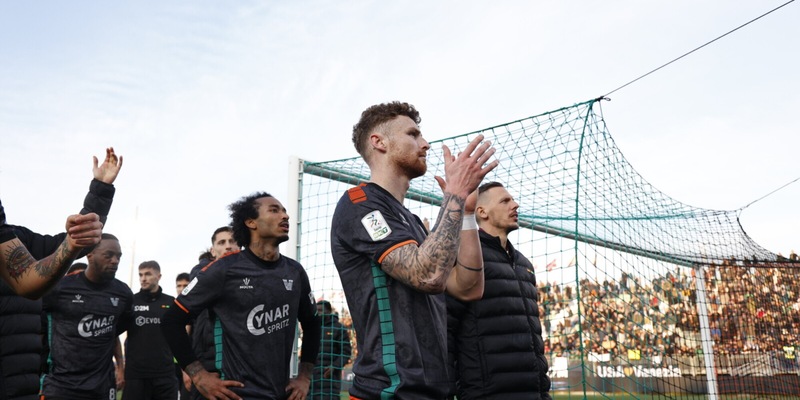 Il Venezia batte il Pescara e consolida la vetta, Monza corsara a Carrara. Palermo a valanga sul Sudtirol