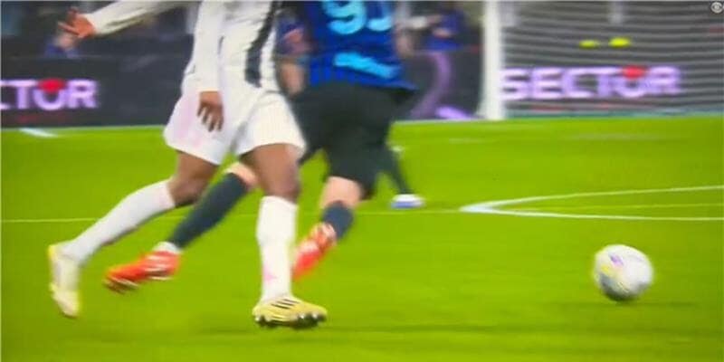 Bastoni da rosso, simulazione imbarazzante per far espellere Kalulu ma il VAR non pu&ograve; intervenire