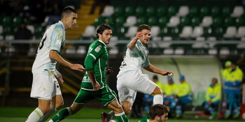 Serie B, il Frosinone ne fa tre all'Avellino.&nbsp;La Juve Stabia vince in rimonta a Empoli