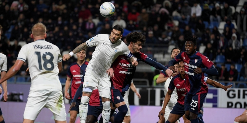 Cagliari-Lazio, pari senza emozioni: Mina espulso e Sarri sfiora la vittoria in extremis