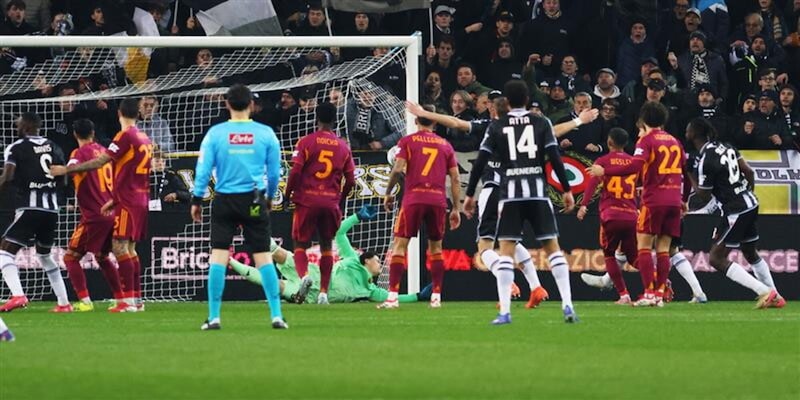 La Roma cade a Udine e non scavalca la Juve, come cambia la classifica: Ekkelenkamp decisivo