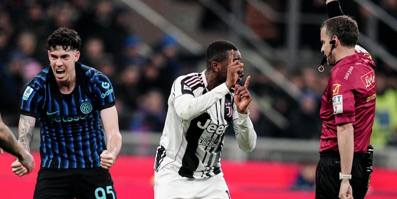 La reazione fuori controllo di Bastoni dopo il rosso a Kalulu: il gesto che fa imbufalire i tifosi della Juve