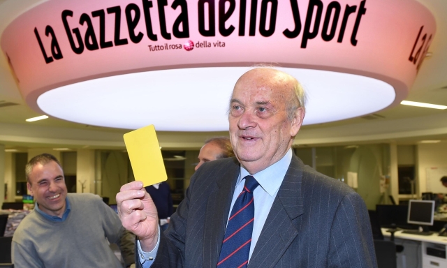 Casarin, in un libro il racconto di 60 anni col fischietto: "Che emozione il derby di San Siro davanti a 80mila spettatori"