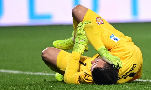 Audero colpito da un petardo lanciato dalla curva nerazzurra: Cremonese-Inter sospesa per 3'