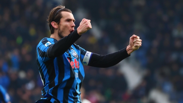 De Roon accoglie la fiamma olimpica in città: "Ormai sono mezzo bergamasco"