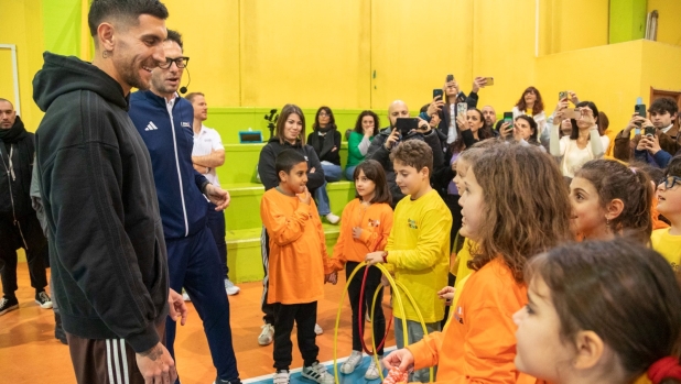 Roma, capitan Pellegrini agli scolari: "Il mio gol più bello? Quello del 3-0 nel derby"