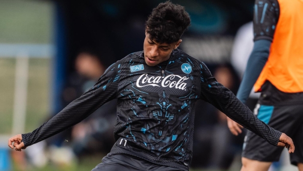 Ama il surf, fa il dj e salta l'uomo: Napoli vuole innamorarsi di Alisson Santos