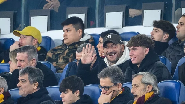 Ovazione per Totti in tribuna per Roma-Cagliari: un altro indizio sul suo ritorno?
