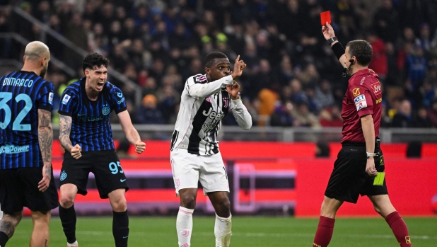 Kalulu espulso: non c'è fallo su Bastoni, ma arriva il secondo giallo e il Var non può intervenire