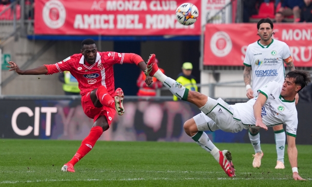 Frosinone e Monza vincono e non mollano il Venezia. Bari, l'ennesimo disastro