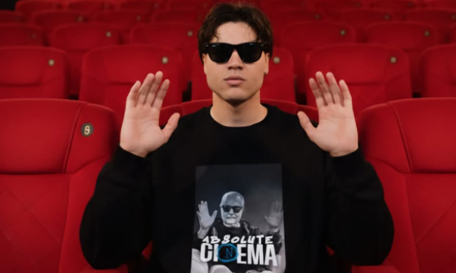 De Laurentiis in posa come Scorsese: sulle felpe del Napoli ADL modello "Absolute cinema"