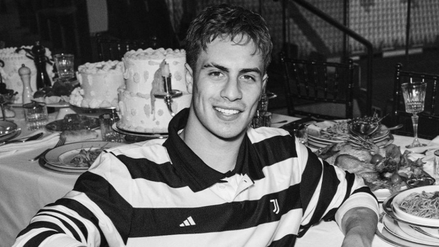 Strisce orizzontali e numeri rossi: Juve, ecco la quarta maglia che divide già i tifosi