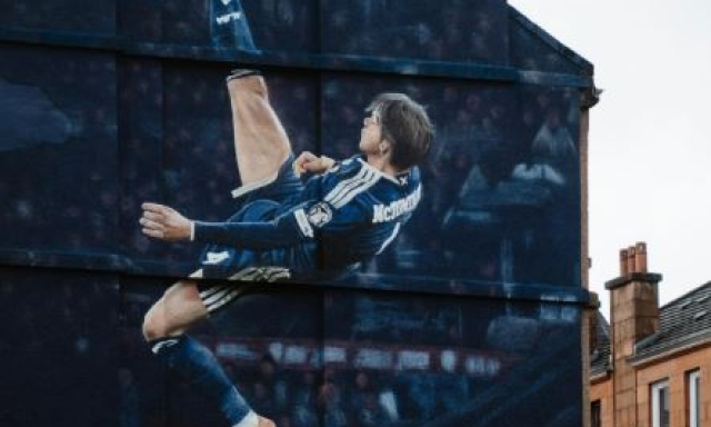 La rovesciata "mondiale" di McTominay diventa arte: murale di 10 metri a Glasgow