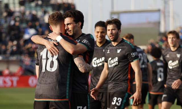 Il Venezia soffre ma batte il Pescara e resta in vetta. Tris Palermo al Sudtirol, cade la Samp