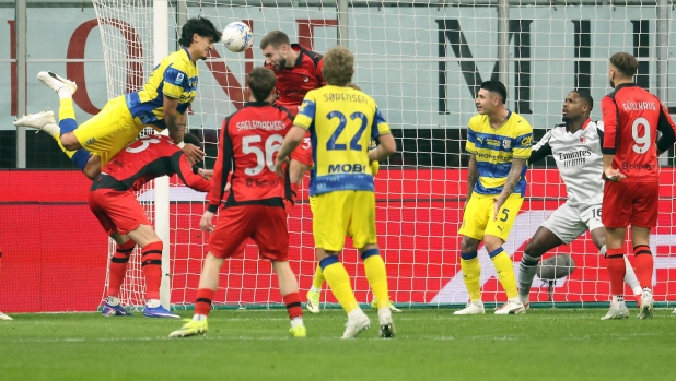 Irregolari o no? Cosa sono i "semi-blocchi" sul portiere con cui il Parma ha fatto gol al Milan