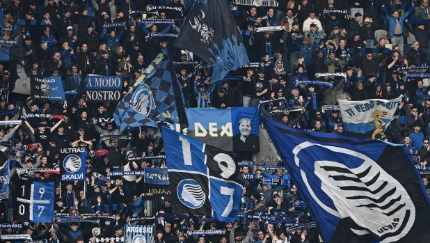 Atalanta, tifoso lancia un bicchiere verso un calciatore del Napoli: daspato
