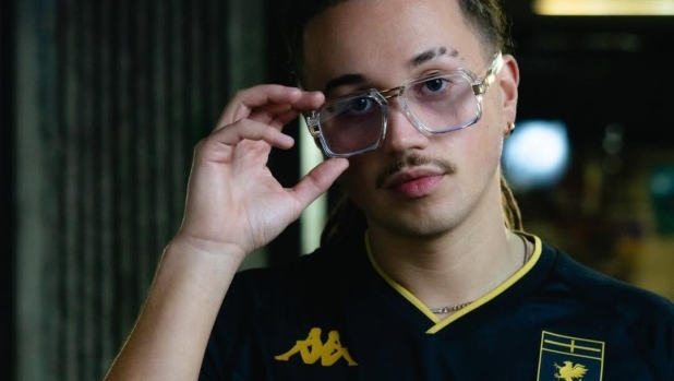 Connessione Genoa-Sanremo: Sayf posa con la maglia rossoblù