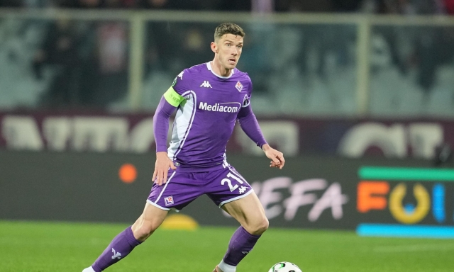 Fiorentina, niente intervento per Gosens: può giocare con la maschera