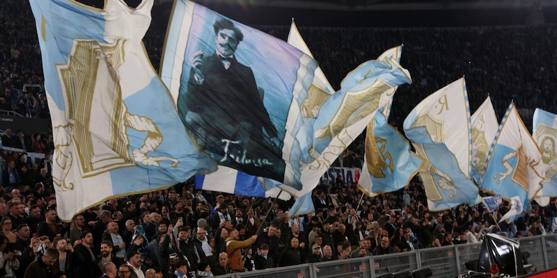 Lazio, nuovo caos: la societ&agrave; toglie un inno dall&rsquo;Olimpico, i tifosi contestano