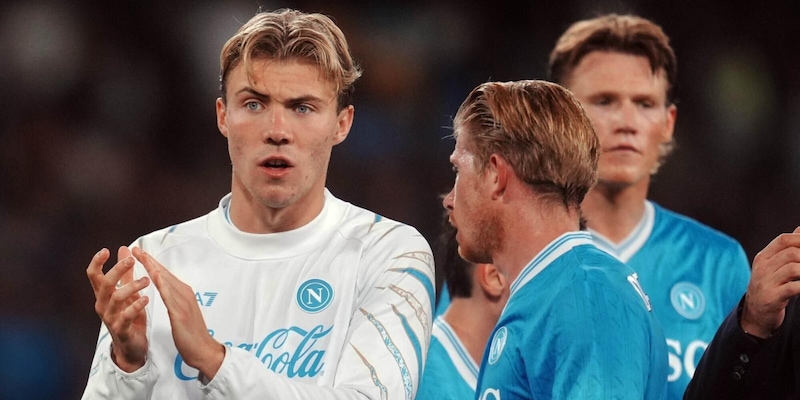 &Egrave; il Napoli ma sembra Manchester: Conte pensa a un trio d&rsquo;attacco inedito