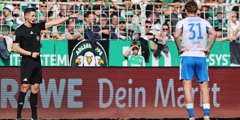 Un tifoso entra in campo e stacca il var dopo che era stato assegnato un rigore alla sua squadra