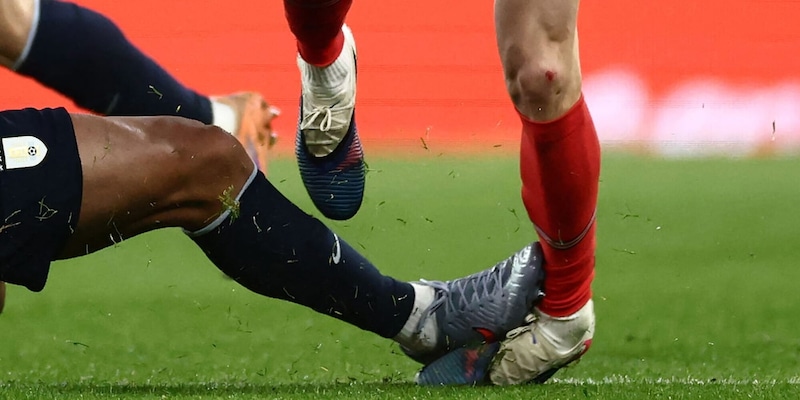 Bufera su Araujo, il fallo su Foden infiamma la Spagna: "Indecente e fuori controllo. Il Var a cosa serve?"