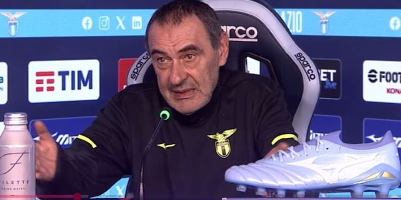 Sarri: "Qui ci si ammazza in 15 giorni. Messa tanta pazienza, lo dice anche Guardiola&hellip;"
