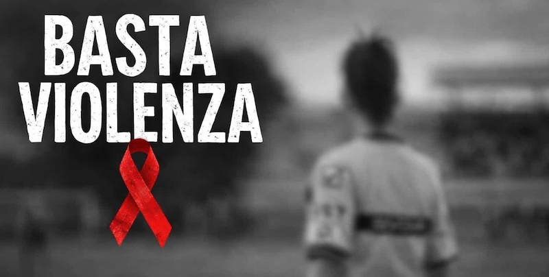 Aggressione shock all'arbitro donna di 17 anni. L'Aia: "Superato ogni limite di civilt&agrave; sportiva e umana".