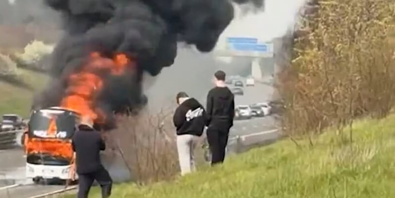 Terrore in autostrada: il pullman dei tifosi del City va in fiamme