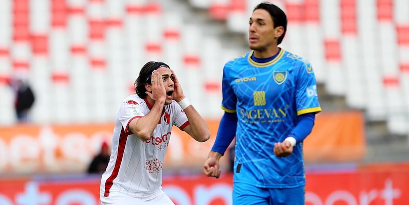 Serie B, Bari travolto al San Nicola dalla Carrarese. Il Frosinone passa a Bolzano: agganciato il Monza