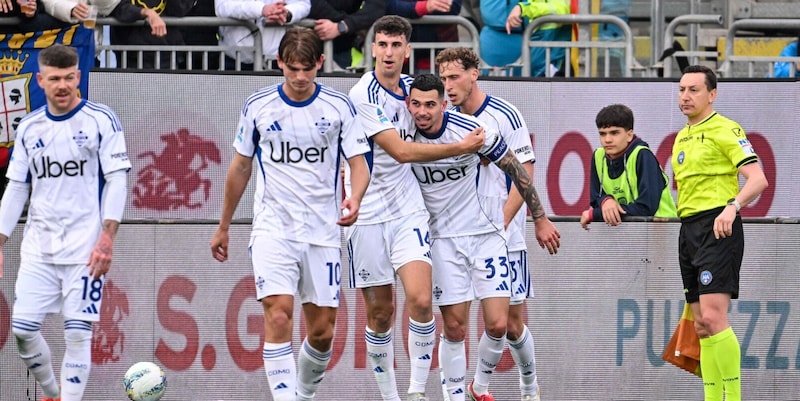 Super Como, Fabregas sbanca Cagliari con una magia di Da Cunha e rilancia la sfida a Roma e Juve