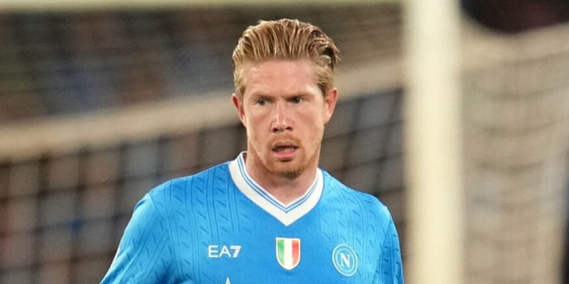 Napoli, finalmente De Bruyne: il belga di nuovo in gruppo, ecco quando pu&ograve; tornare in campo