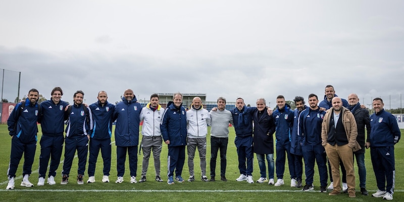 Gli allievi di Coverciano a lezione da Pisacane