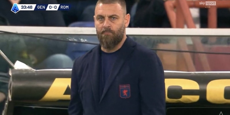 La bottiglietta spostata di un millimetro scatena la reazione romana di De Rossi: "Me arriva una disgrazia cos&igrave;"&nbsp;