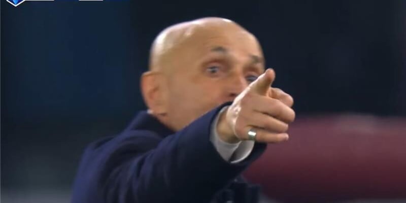 La Roma esulta e Spalletti entra in campo: N'Dicka si infuria e reagisce cos&igrave;