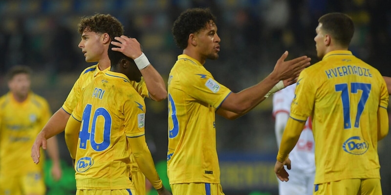 Il Frosinone batte il Bari e accorcia sul Monza. Insigne show nel tris Pescara, crolla la Sampdoria