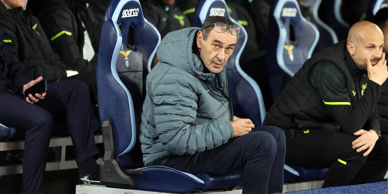 L'Olimpico &egrave; senza tifosi della Lazio ma parte lo stesso un coro per Sarri. E lui risponde cos&igrave;