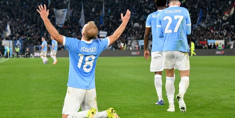 Milan, addio sogno rimonta Scudetto: Allegri cade a Roma, la Lazio ringrazia Isaksen