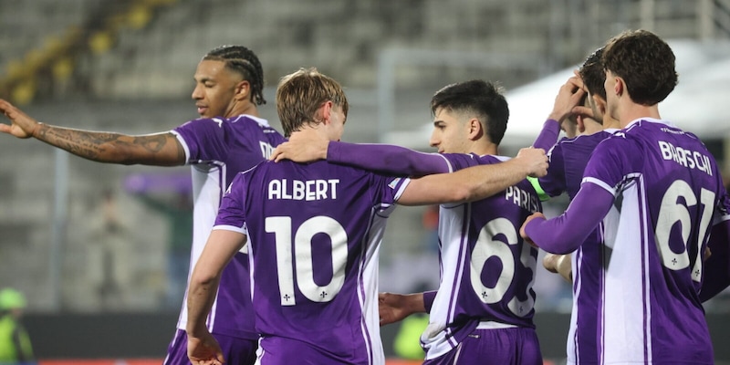 La Fiorentina soffre ma vince rimontando il Rakow: decide Gudmundsson su rigore in extremis