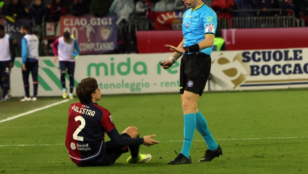 Cagliari a due facce: record di cartellini gialli, ma Palestra è il giocatore che subisce più falli