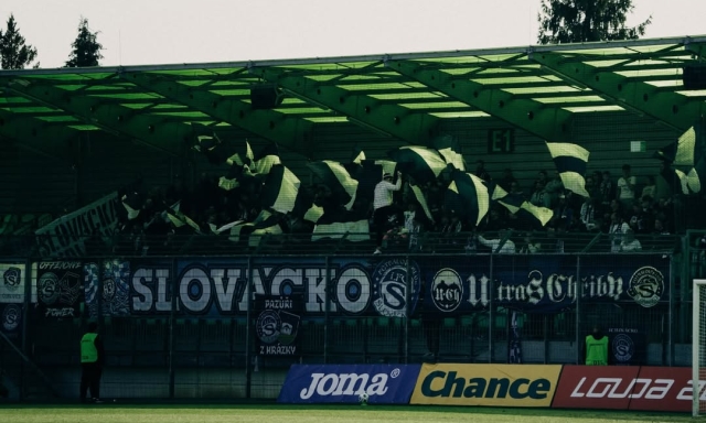 Allenatore filma (per 4 anni) le calciatrici negli spogliatoi: condannato, ma pena sospesa. E nessuno stop all'estero