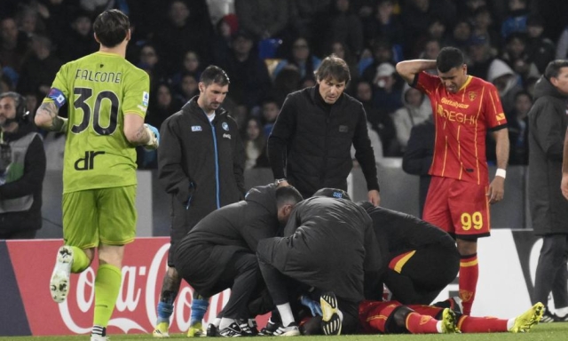 Banda, che paura! Crolla a terra, Conte lo soccorre, notte in ospedale. Di Francesco: "Una botta, sta bene"