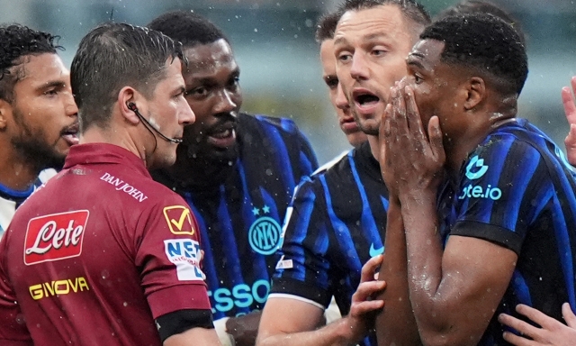 Inter furibonda, nel mirino l'arbitraggio e il clima post caso Bastoni: i retroscena