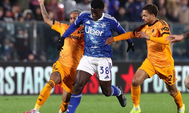 Diao provoca sui social: "Noi a Como facciamo così". Romanisti furiosi: "Sei un simulatore"