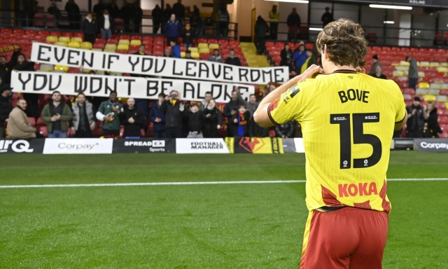 Bove, la rinascita è compiuta: a segno col Watford, è il primo gol dopo l'arresto cardiaco. E spunta uno striscione...