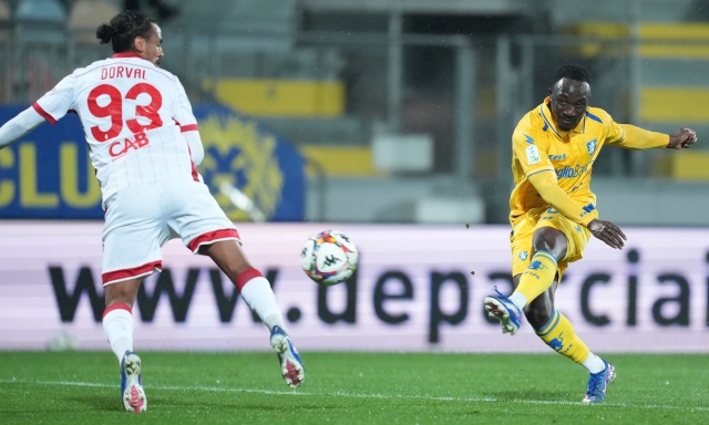 Fini e Corrado rispondono a Rao: il Frosinone batte 2-1 il Bari e torna a -2 dal Monza