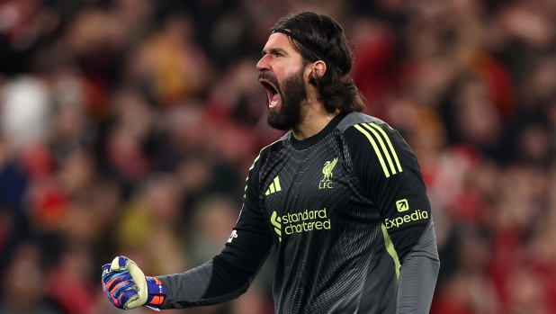 Il Liverpool esercita l'opzione per tenersi Alisson, ma la Juve non molla. E ha anche un piano B...