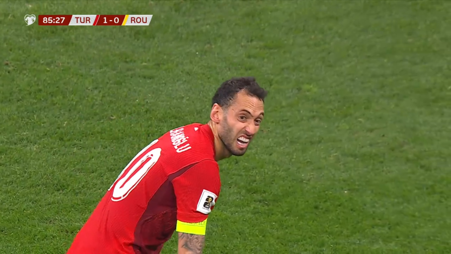 Calhanoglu costretto al cambio con la Turchia: il video dell'infortunio