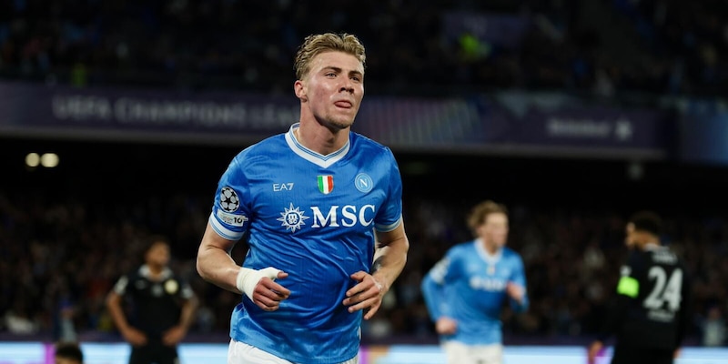 Il Napoli ha scelto: sar&agrave; Hojlund il bomber del futuro
