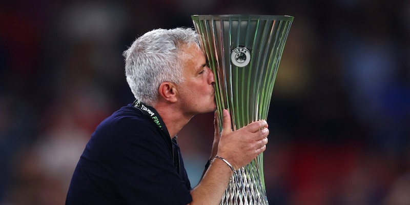 Mourinho, le parole da brividi sulla Roma fanno commuovere: "Il posto pi&ugrave; bello, nessuno tocchi i tifosi". E su Chivu...